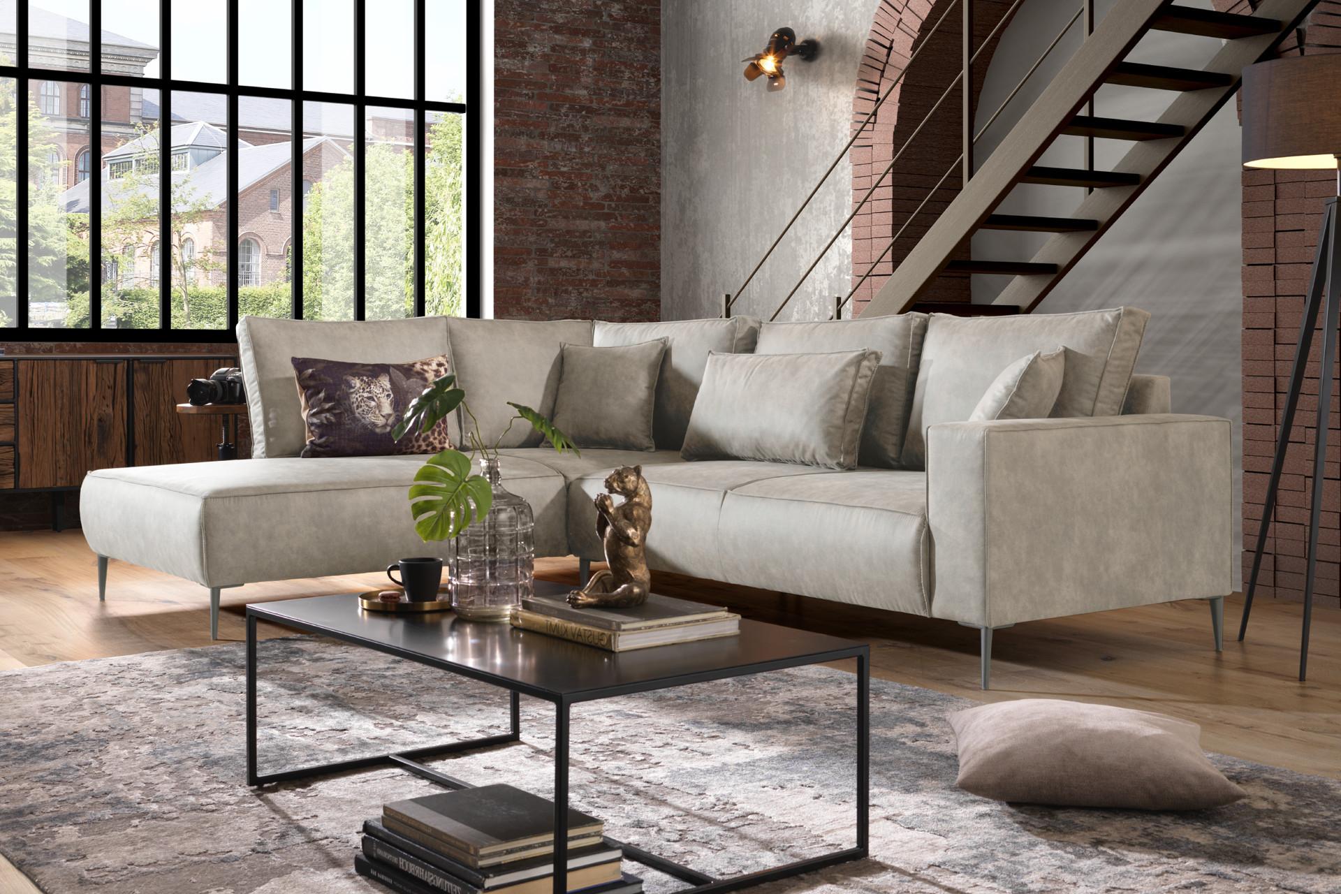 Ecksofa in Beige mit Kissen
