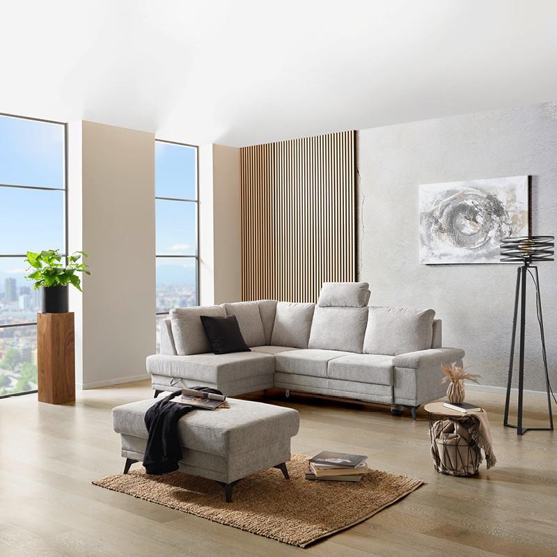 sivá sedačka s taburetkou