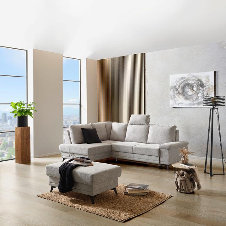 sivá sedačka s taburetkou