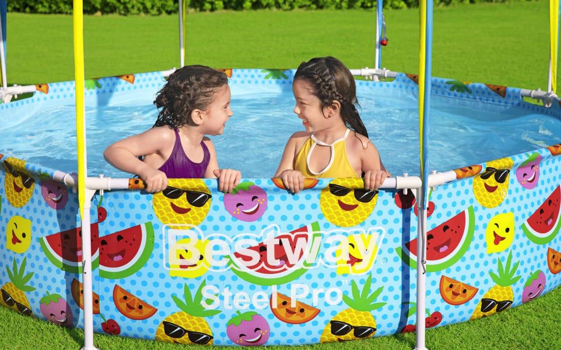 Zwei Kinder in Planschbecken