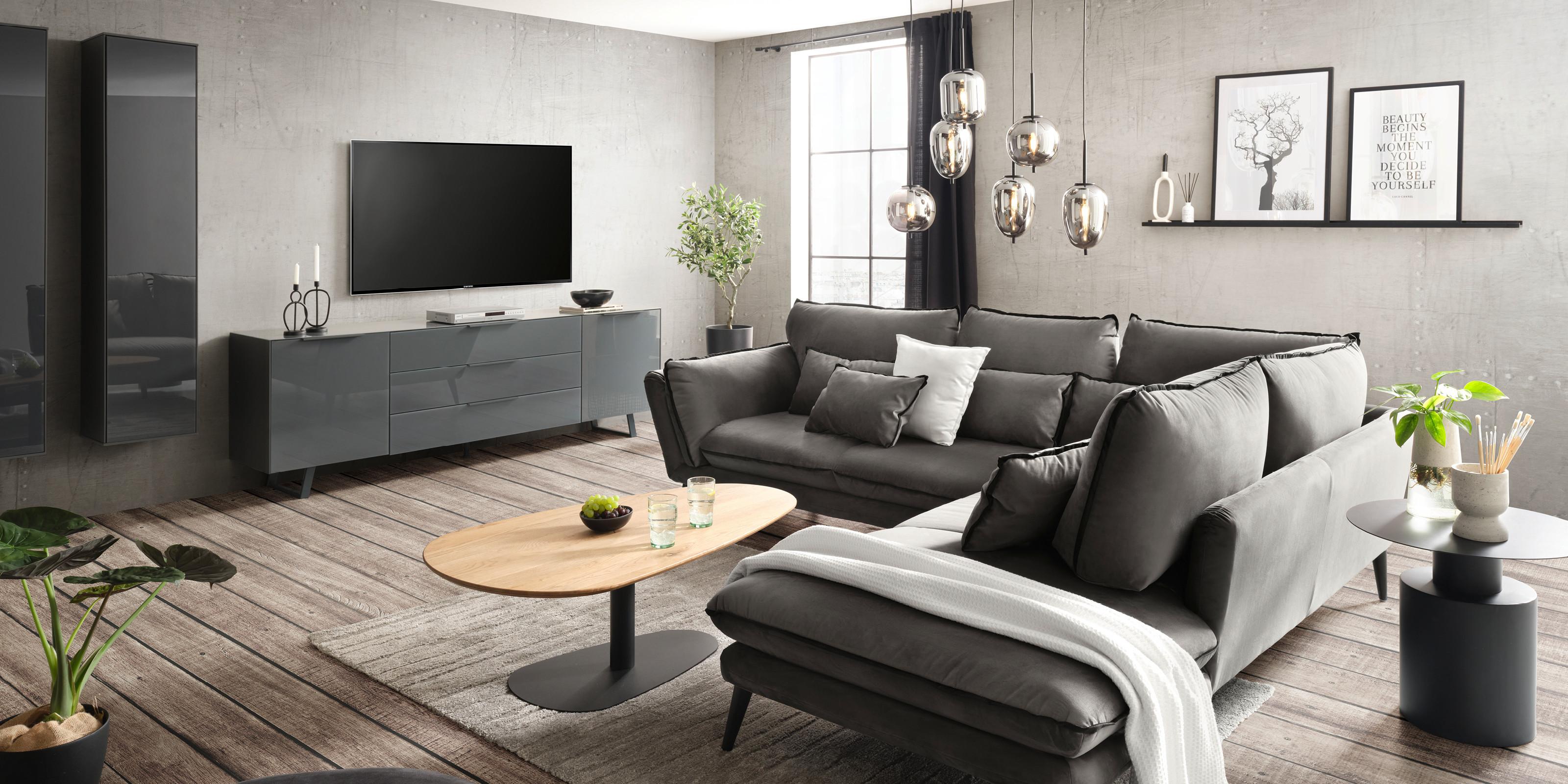 obývací pokoj v odstínech černé a šedé barvy, monochromatický design v interiéru
