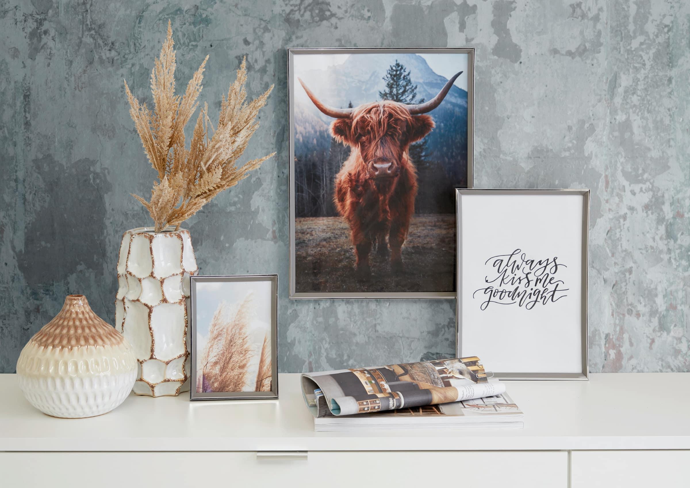 Bilder in Rahmen und Dekoration vor Wand