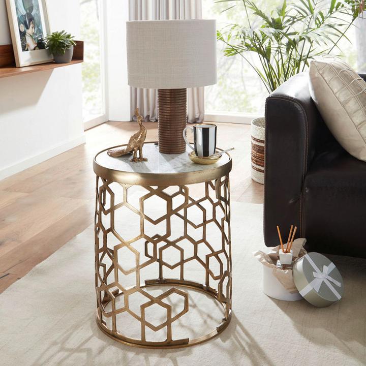 kovový odkládací stolek