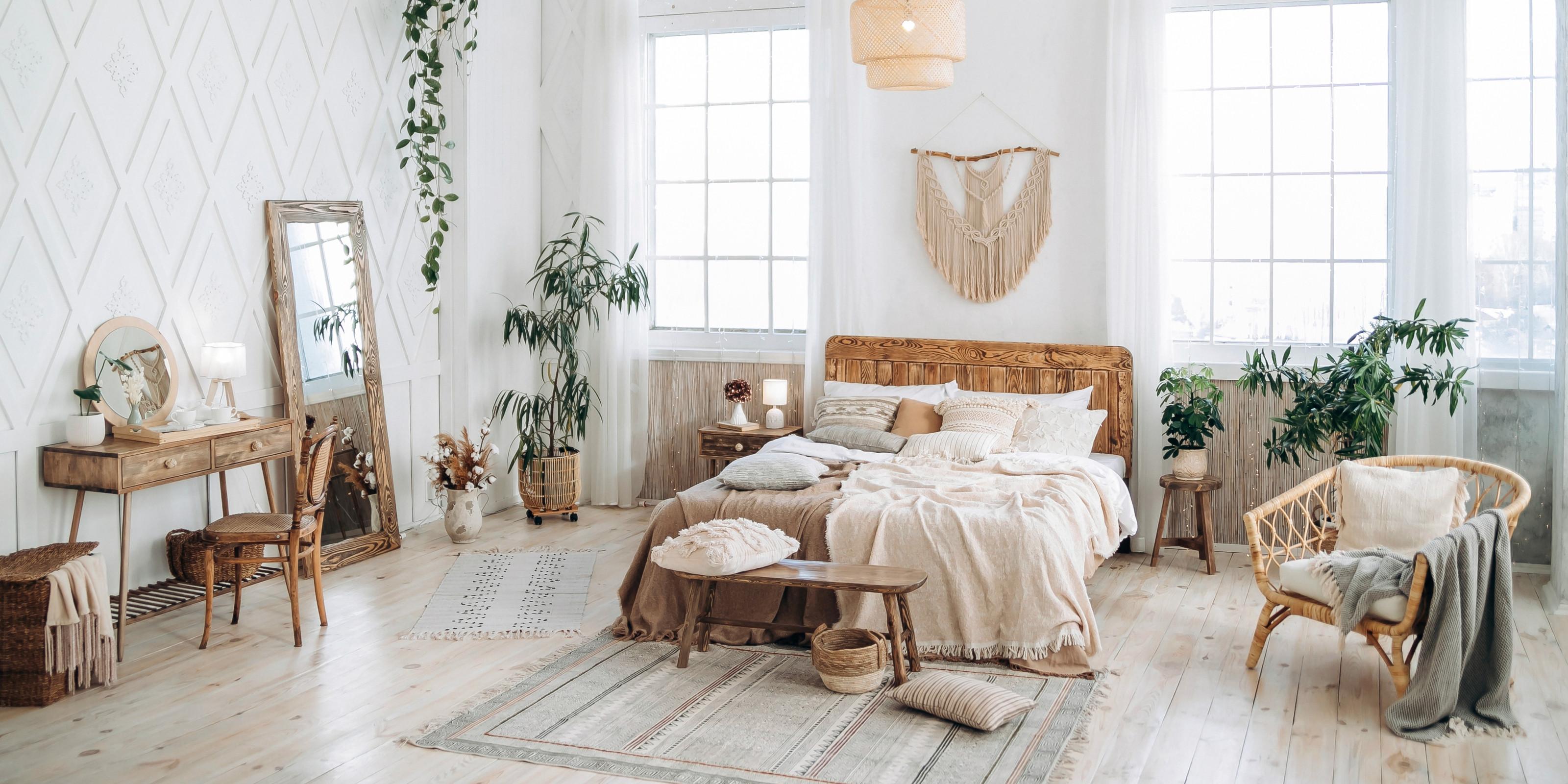spálňa v štýle coastal cowgirl, kombinácia rustikálneho a boho štýlu
