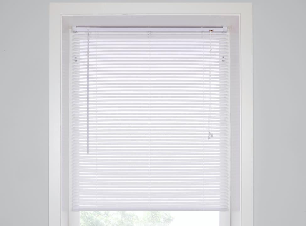 Helle Jalousie vor Fenster