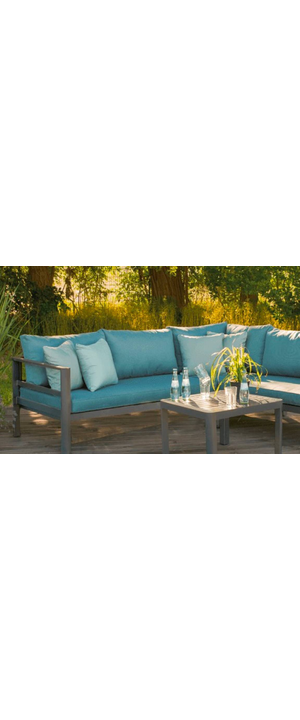 Sofa mit blauen Pölstern im Garten