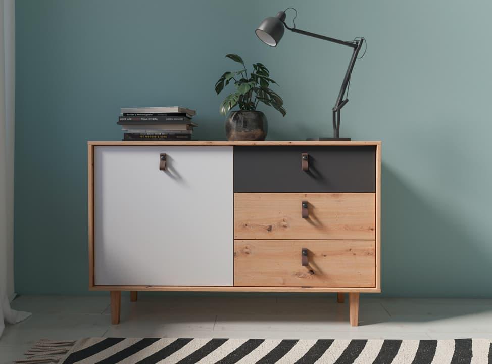 Kommode aus Holz vor farbiger Wand