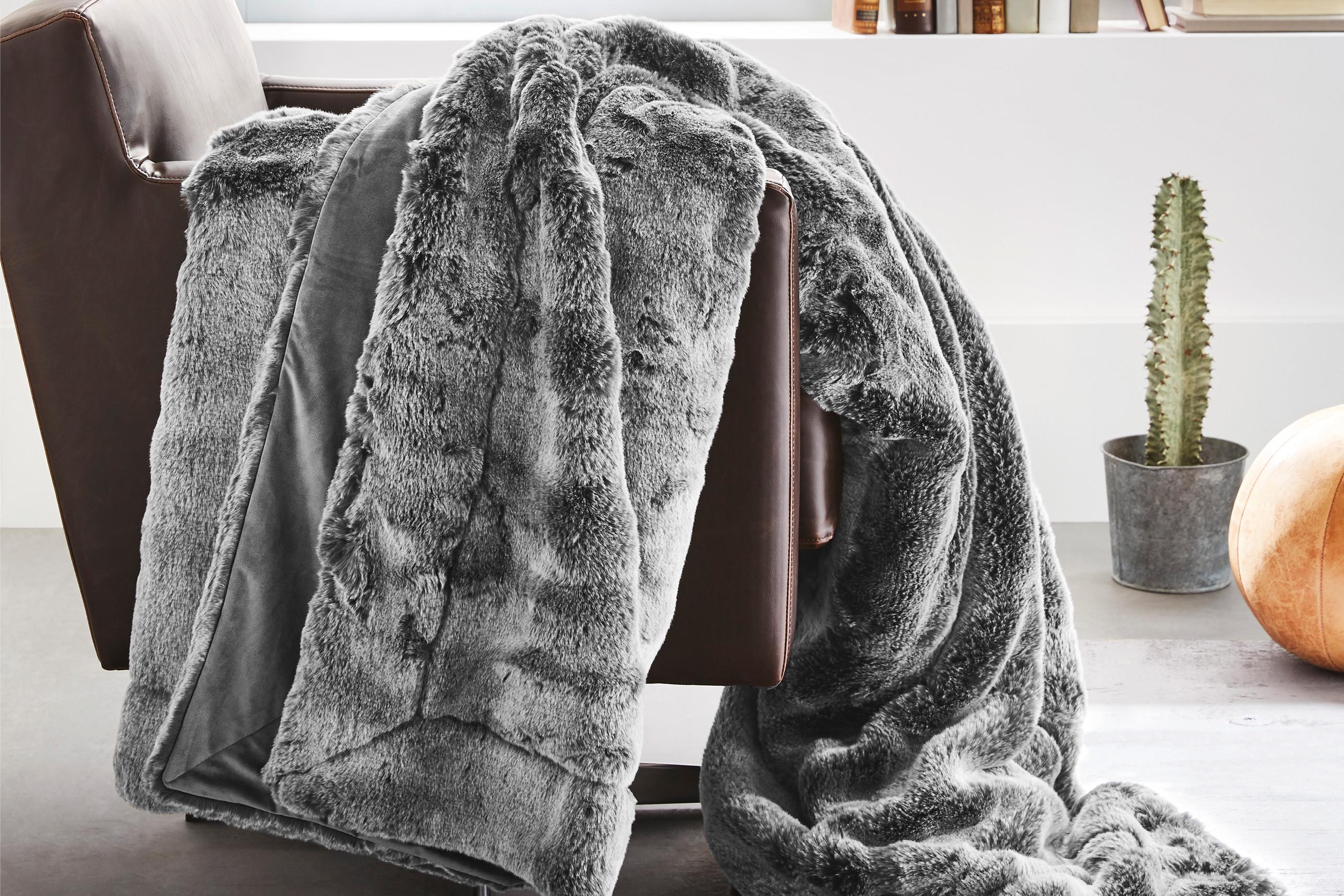 Atmungsaktive Kuscheldecke in Anthrazit-Farben
