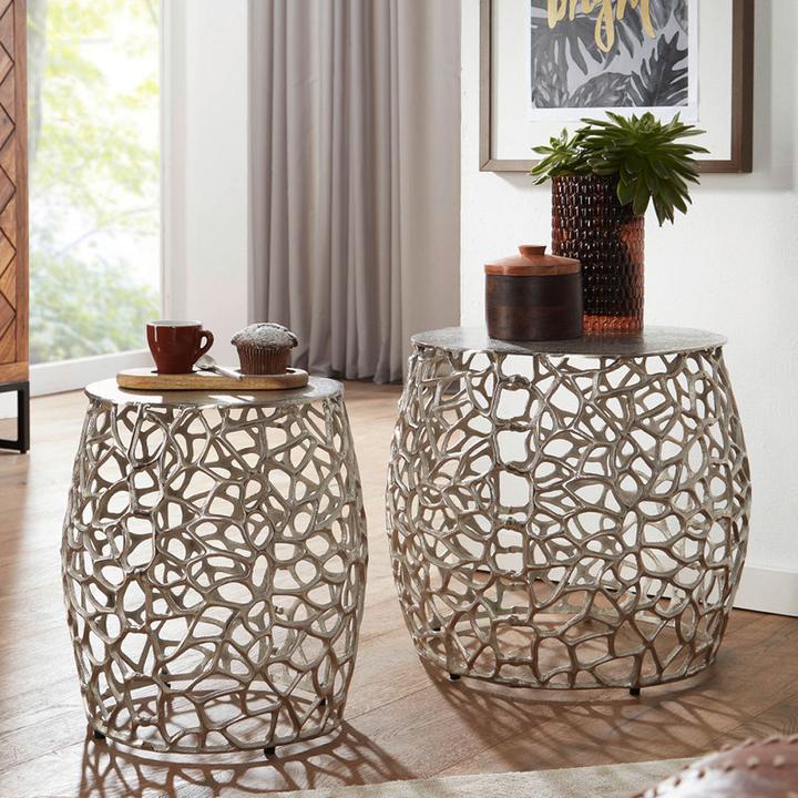 kovové odkládací stolky