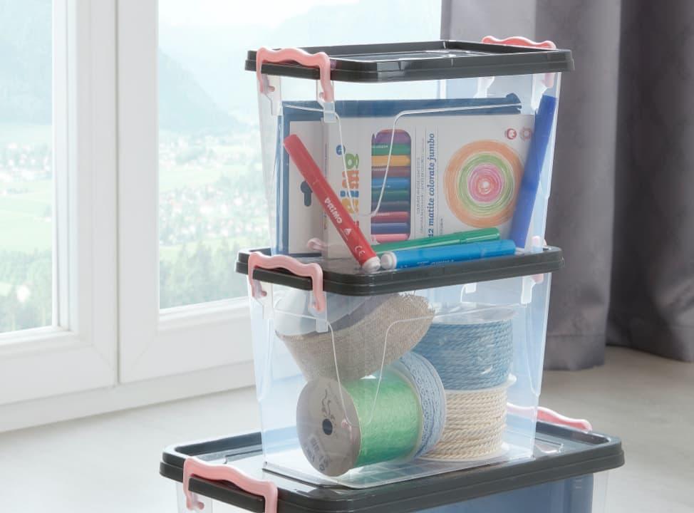 Gegenstände in durchsichtigen Boxen