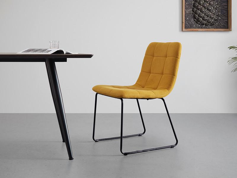 žlutá jídelní židle