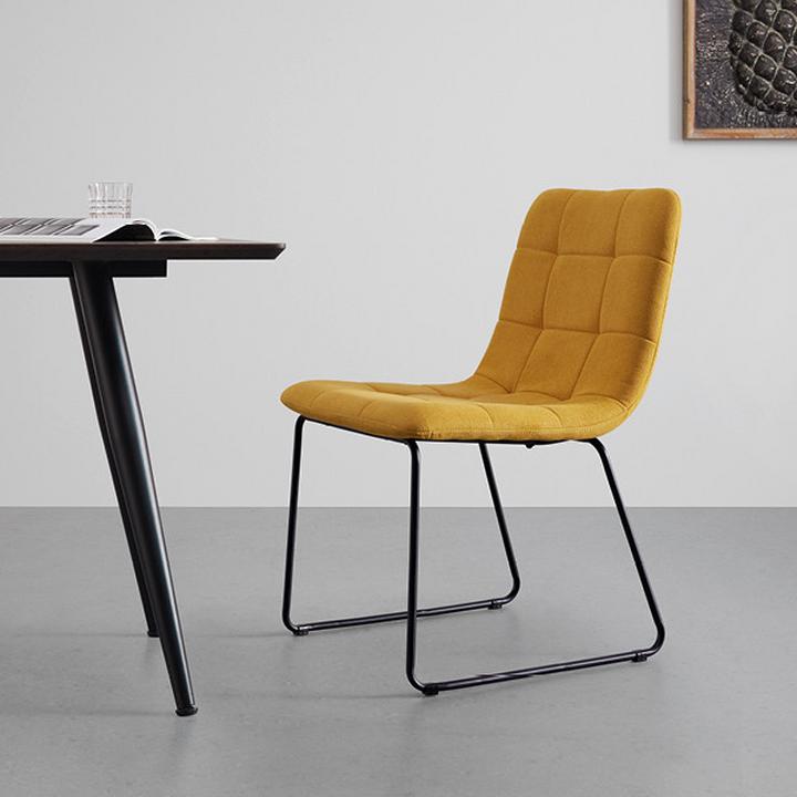 žltá jedálenská stolička