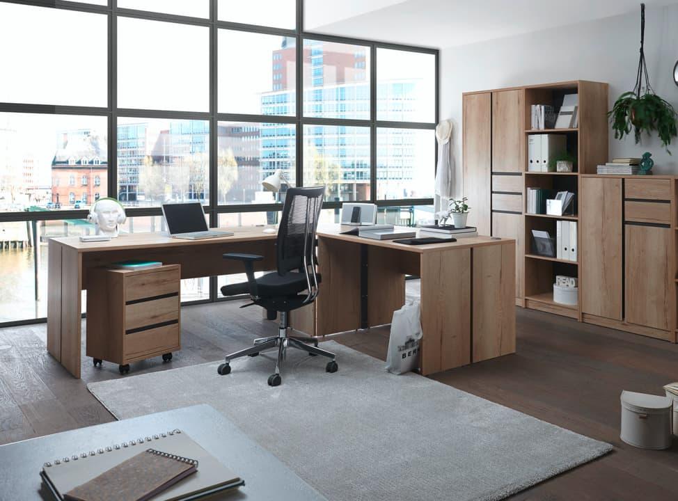 Arbeitszimmer mit großem Fenster