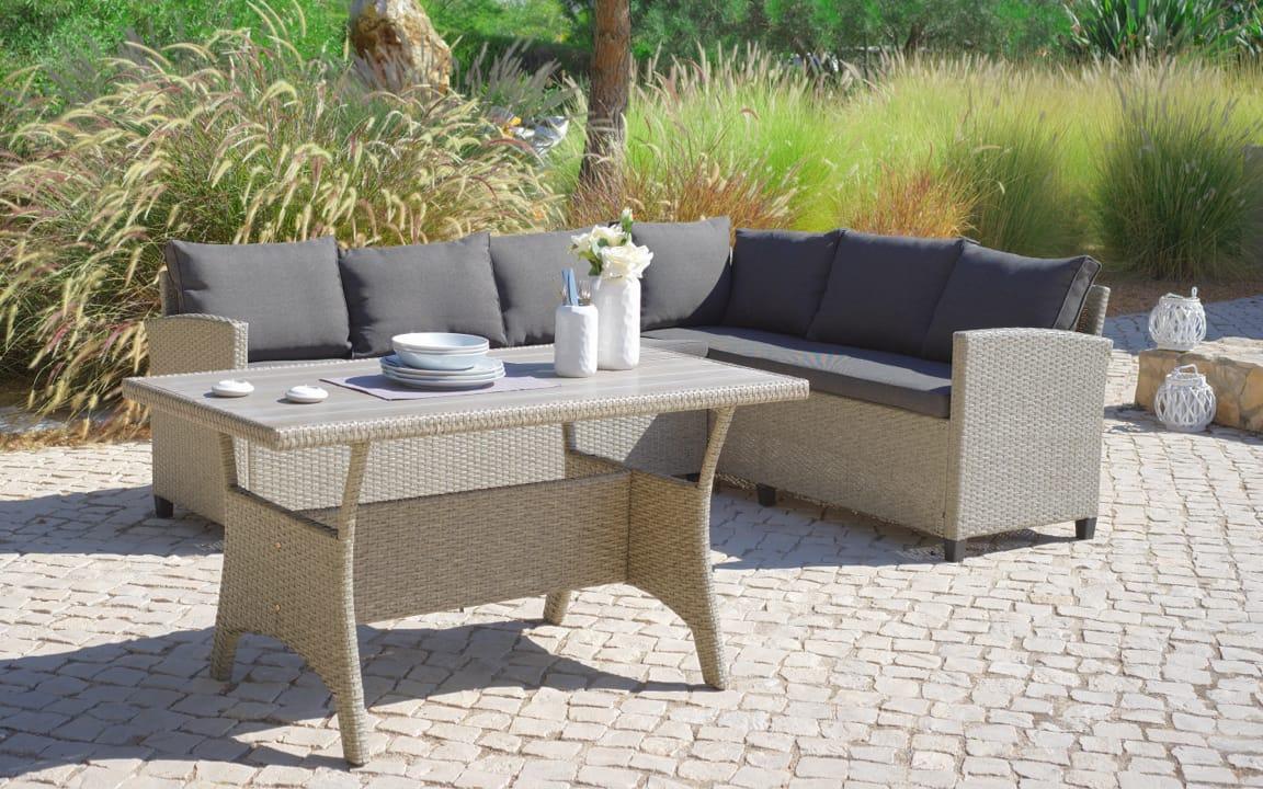 Sitzgruppe mit Tisch im Garten