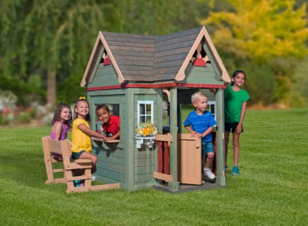 Kinder bei spielhaus in Garten
