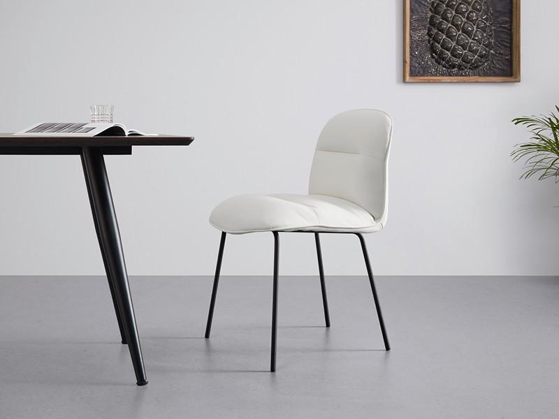 biela jedálenská stolička