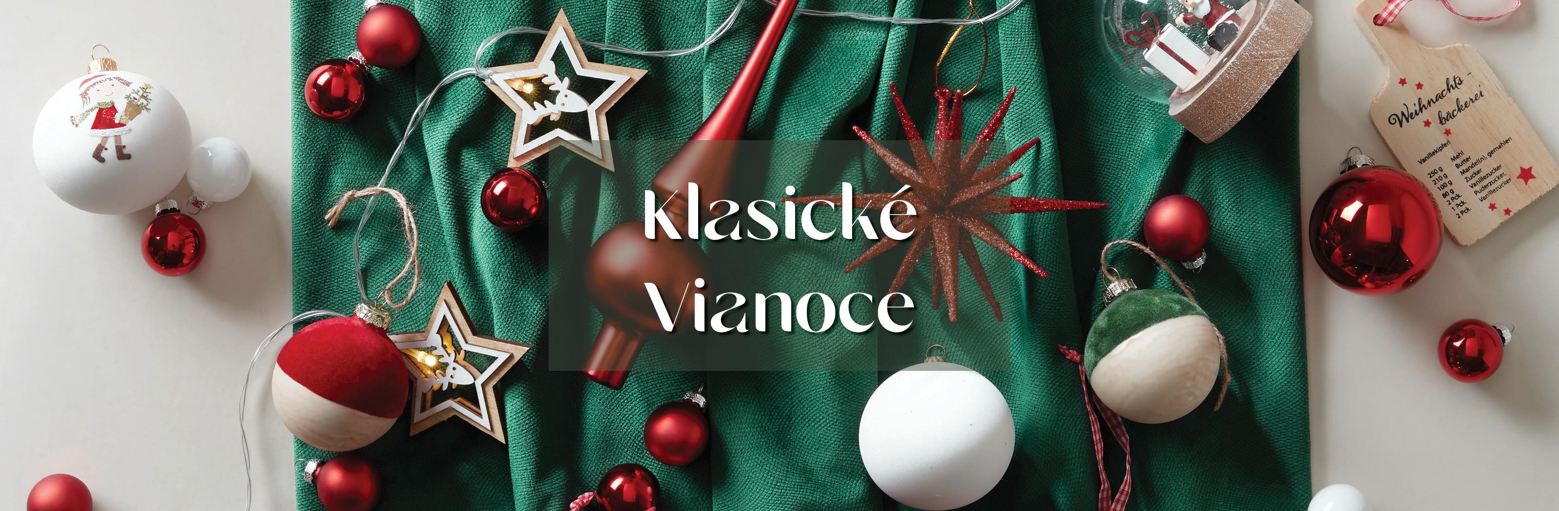 vianočné ozdoby v klasických farbách, zelená, červená, biela