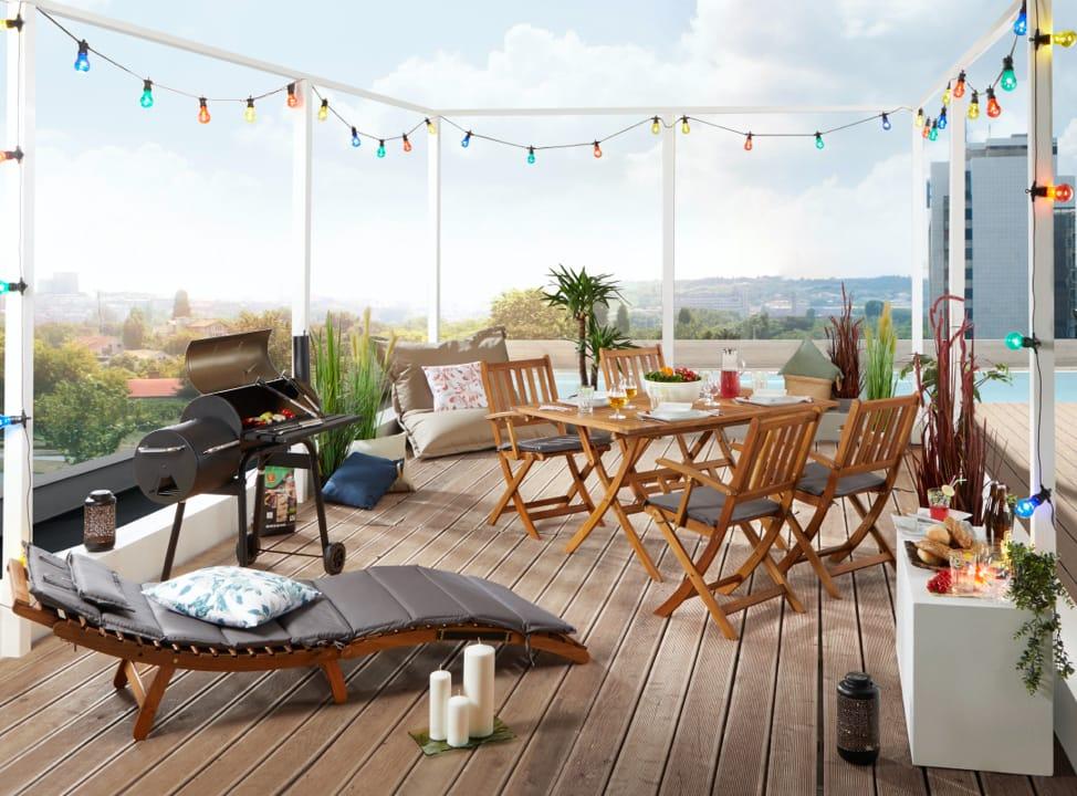 Dachterrasse mit Sonnenliege und Sitzgruppe aus Holz