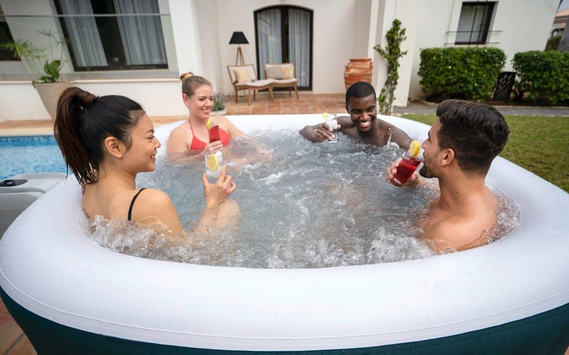 Gruppe in Whirlpool