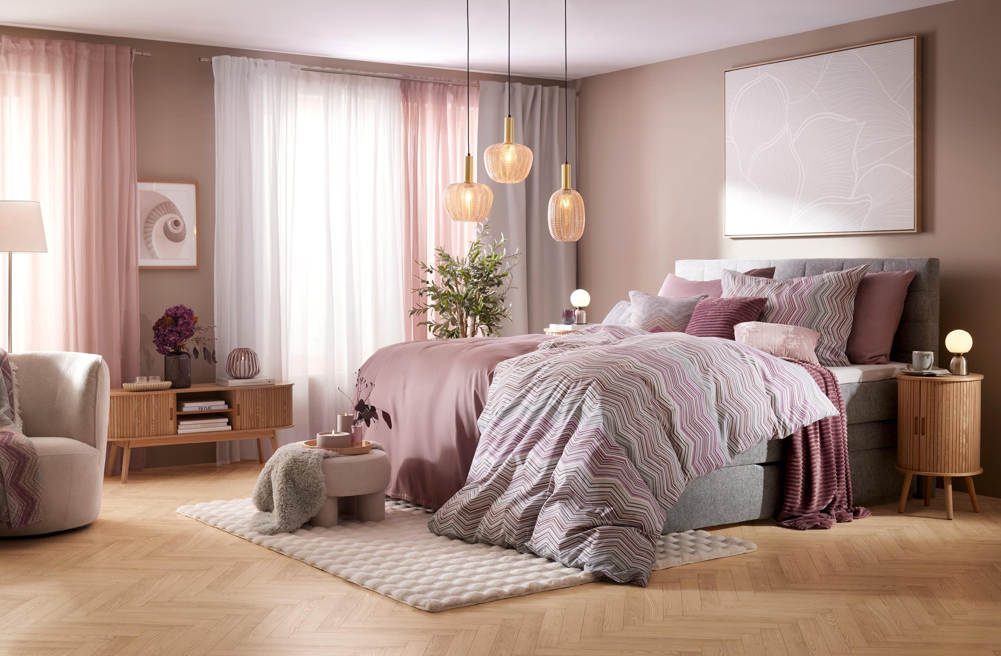 Spálňa v štýle Cozy Autumn s rúžovými obliečkami.