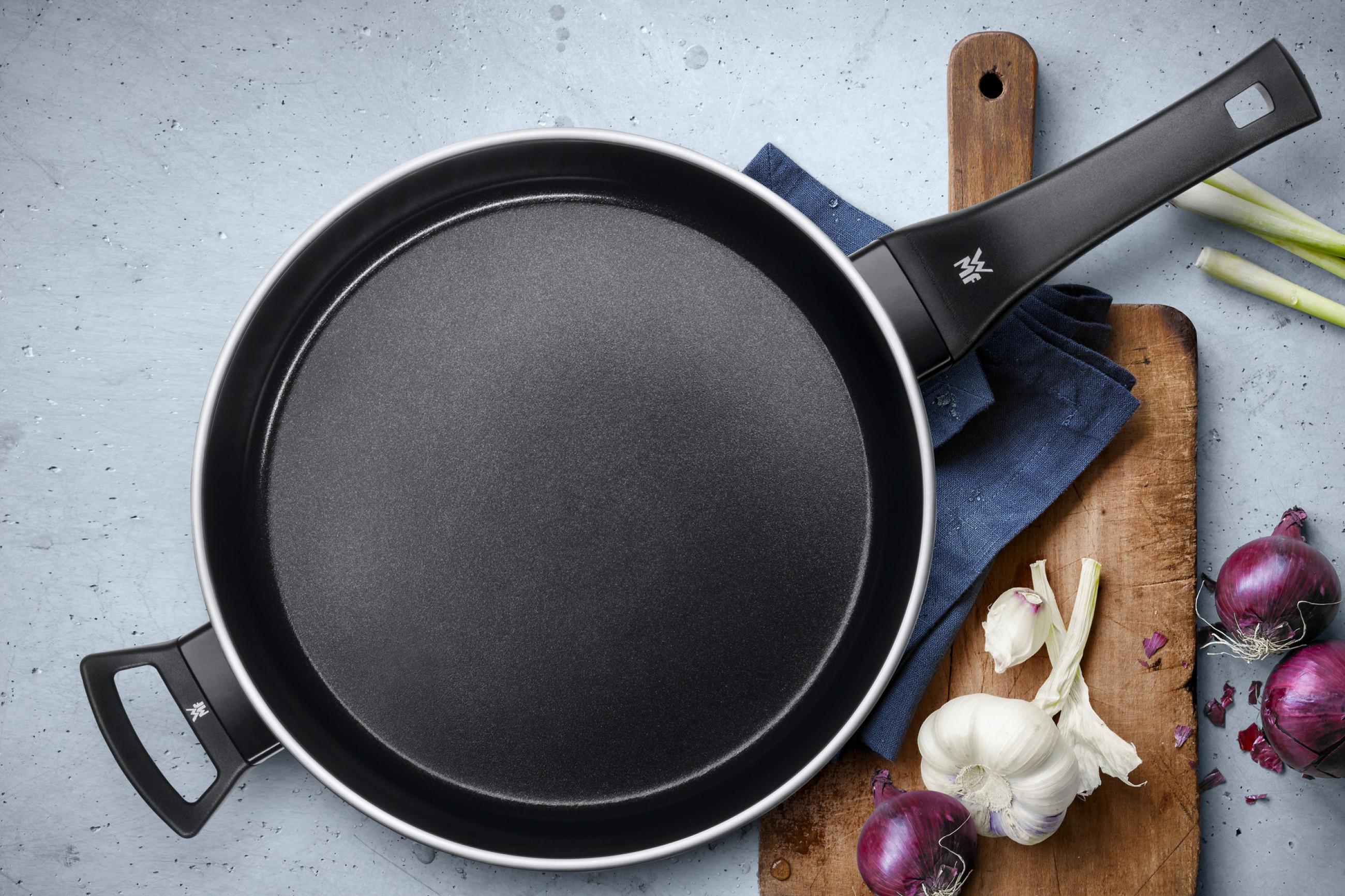 Schwarze Schmorpfanne mit Keramik-Beschichtung