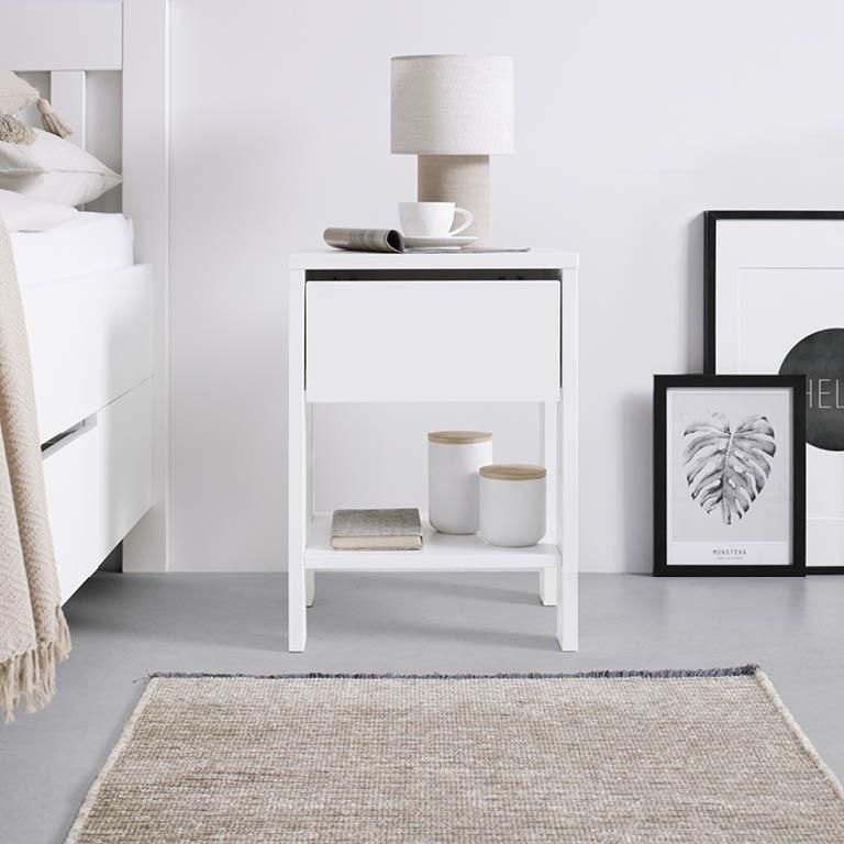 biely nočný stolík