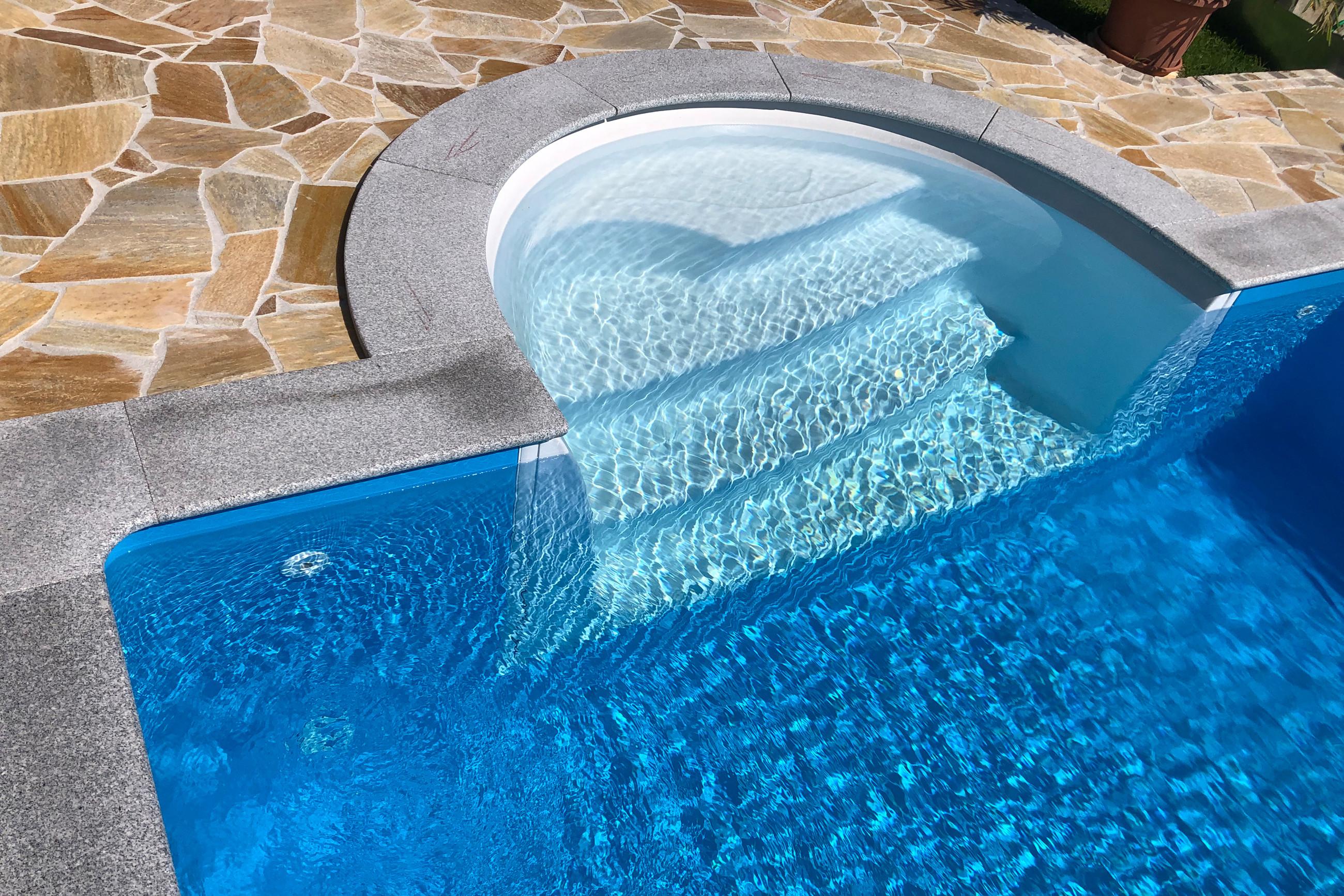 Poolumrandung aus Naturstein