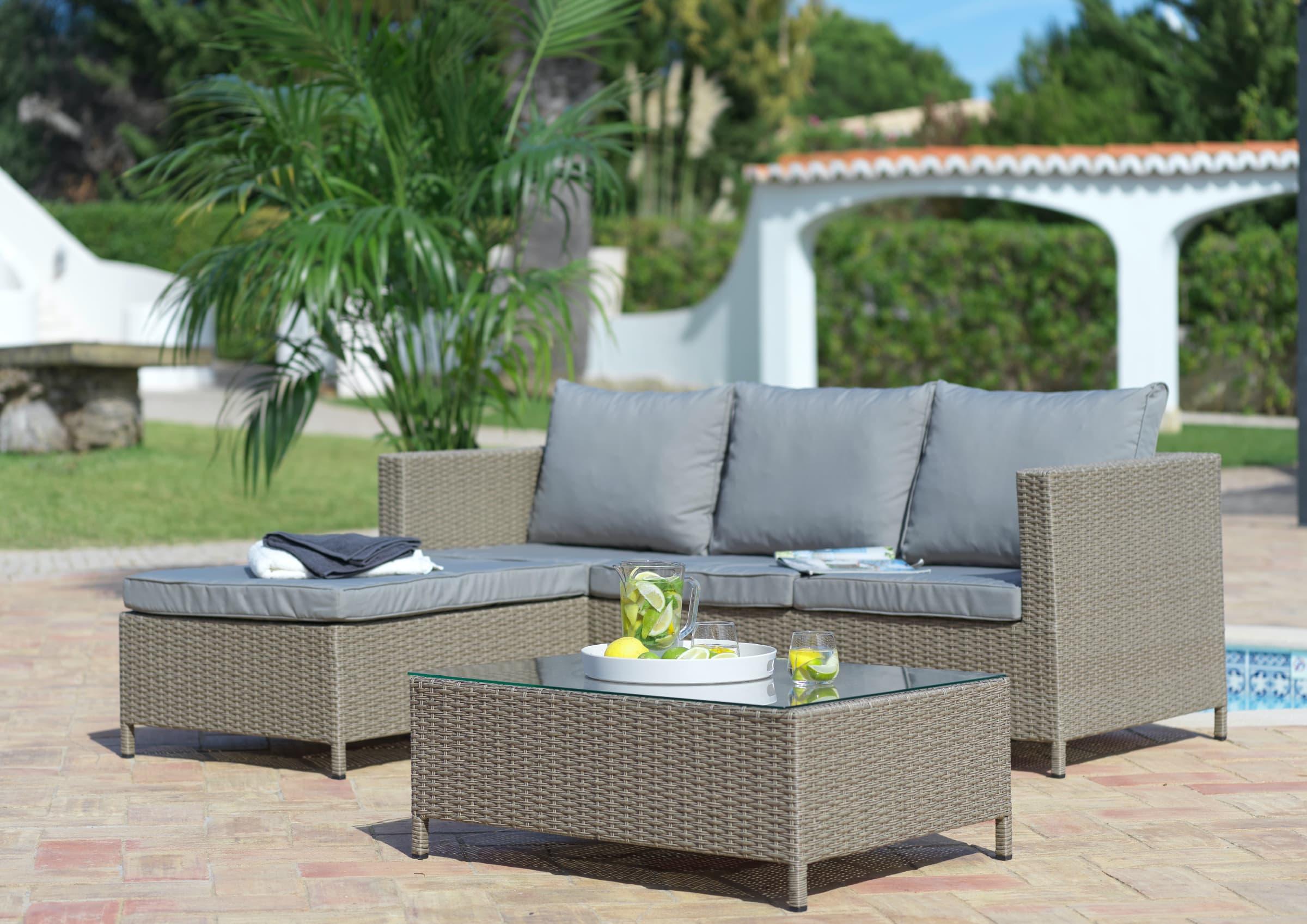 Sitzgruppe aus Polyrattan im Garten