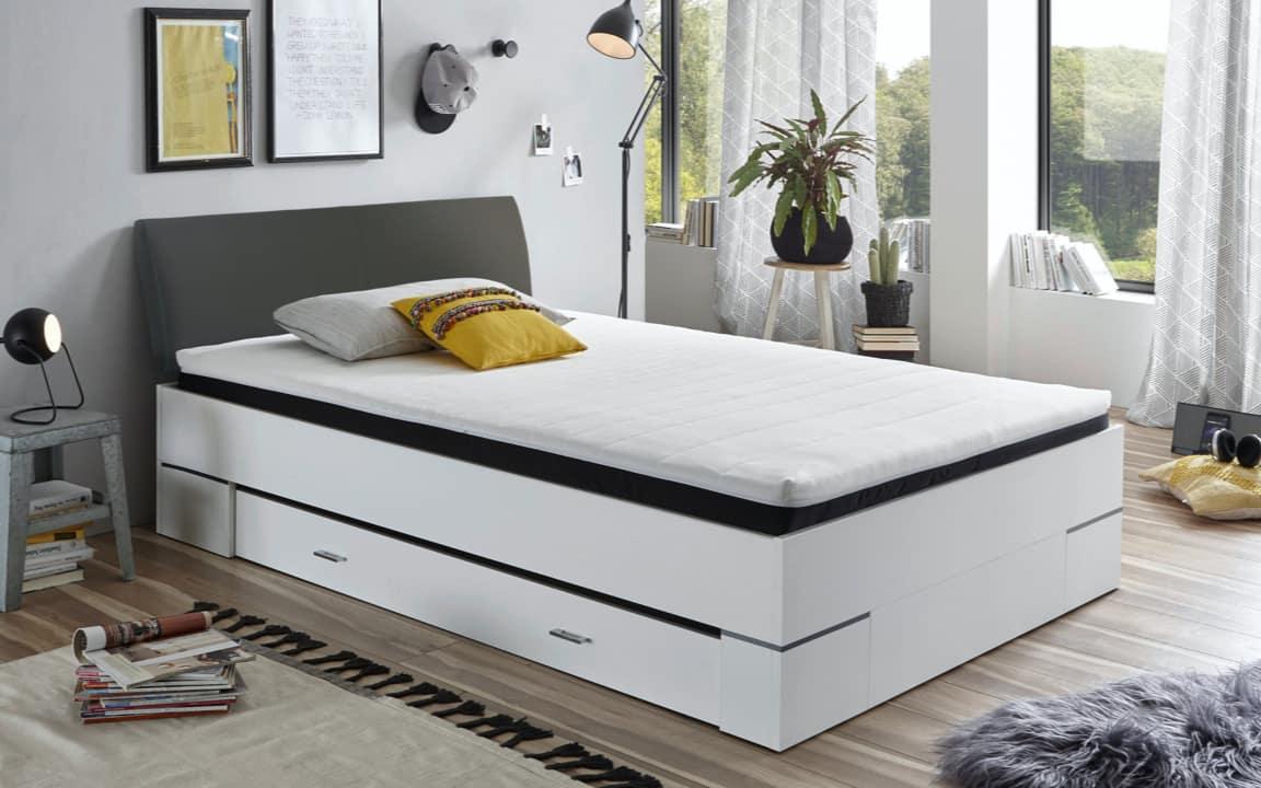 Helles Bett mit Stauraum unter der Matratze