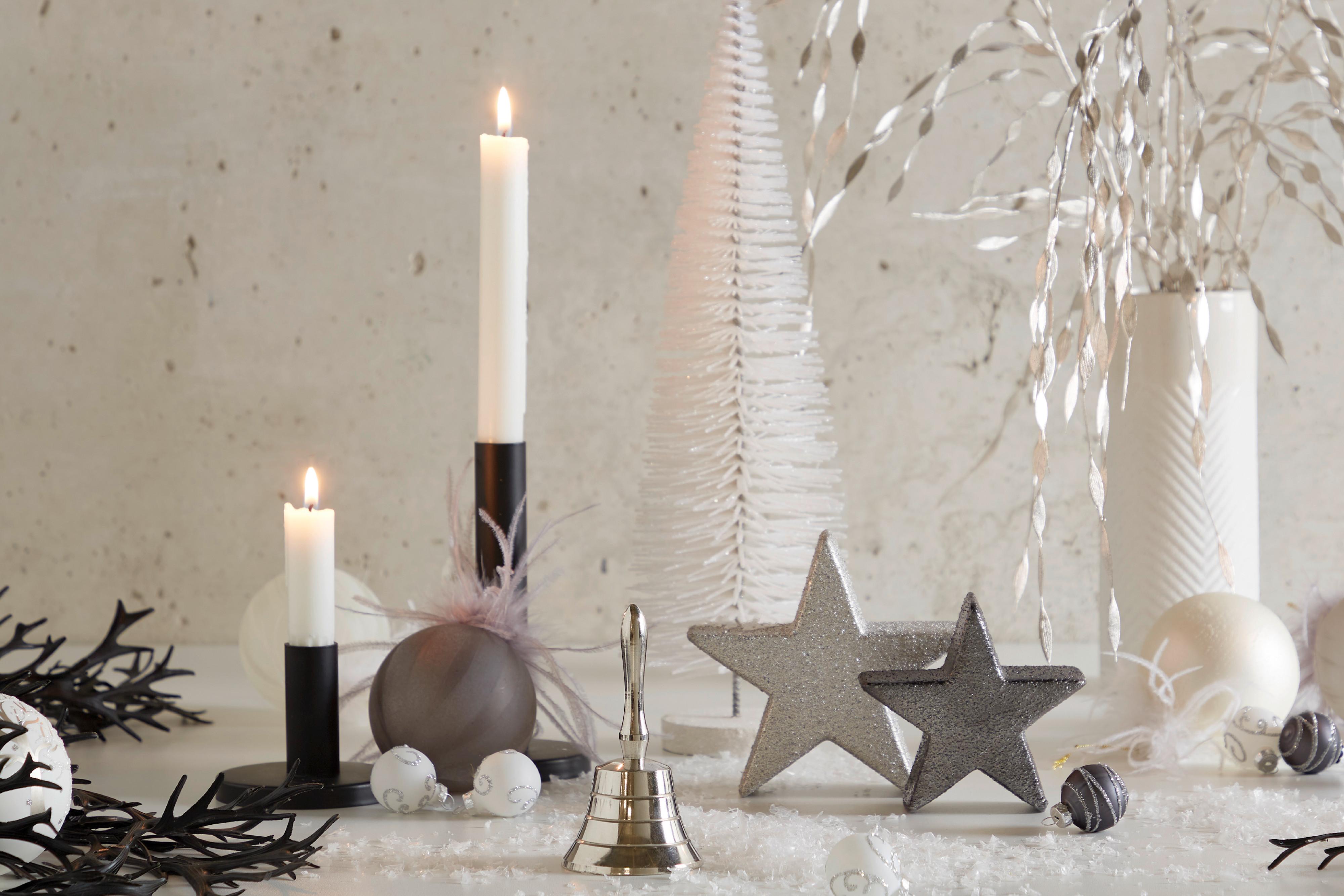 Weihnachtliche Dekoration wie Kerzenständer, Sterne, Kugeln, Glocke und Vase in den Farben schwarz & weiß.