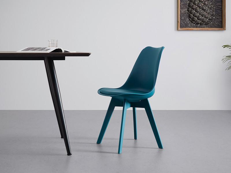 plastová jedálenská stolička