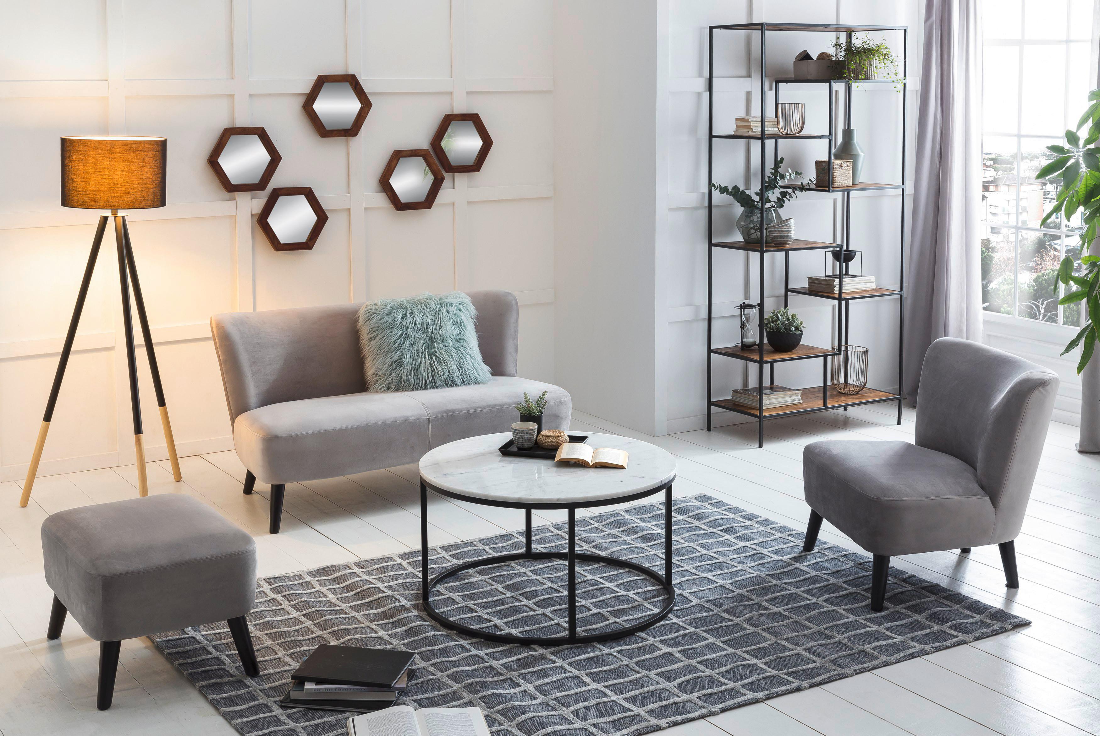 Stehlampe aus Holz und graue Möbel 