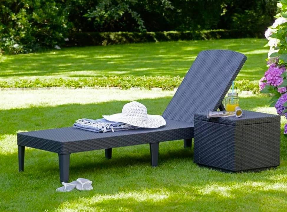 Gartenliege auf saftig grünem Rasen