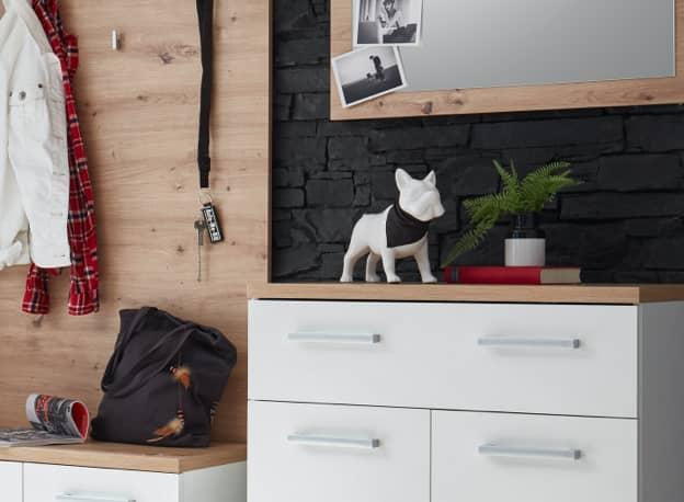 Garderobe mit Dekoration