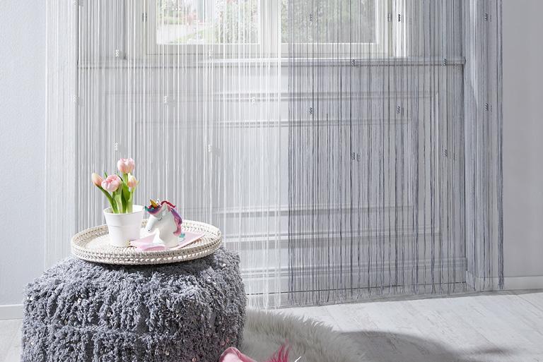 záclony a provázkové závěsy