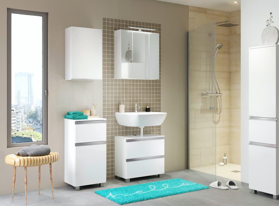 Blick auf ordentliches Badezimmer mit Dusche