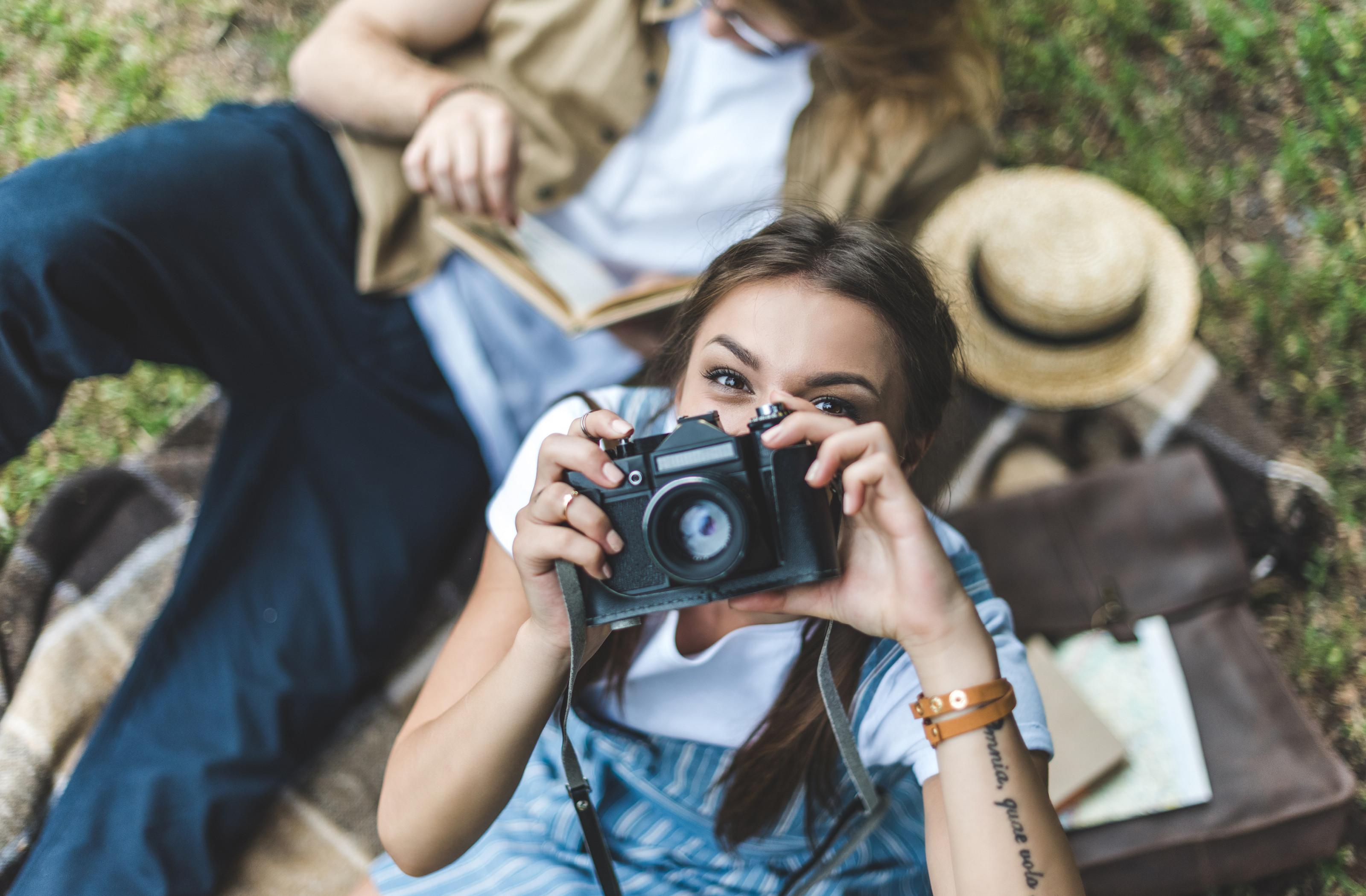 mladá žena s fotoaparátom v prírode