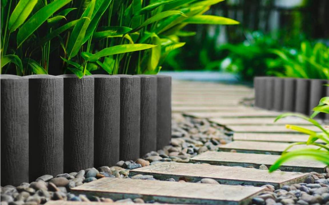 Pflanzen neben einem Steinpfad