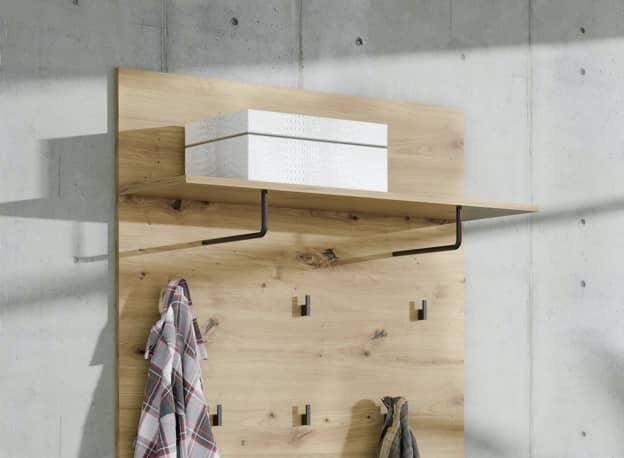 Box auf Garderobenablage
