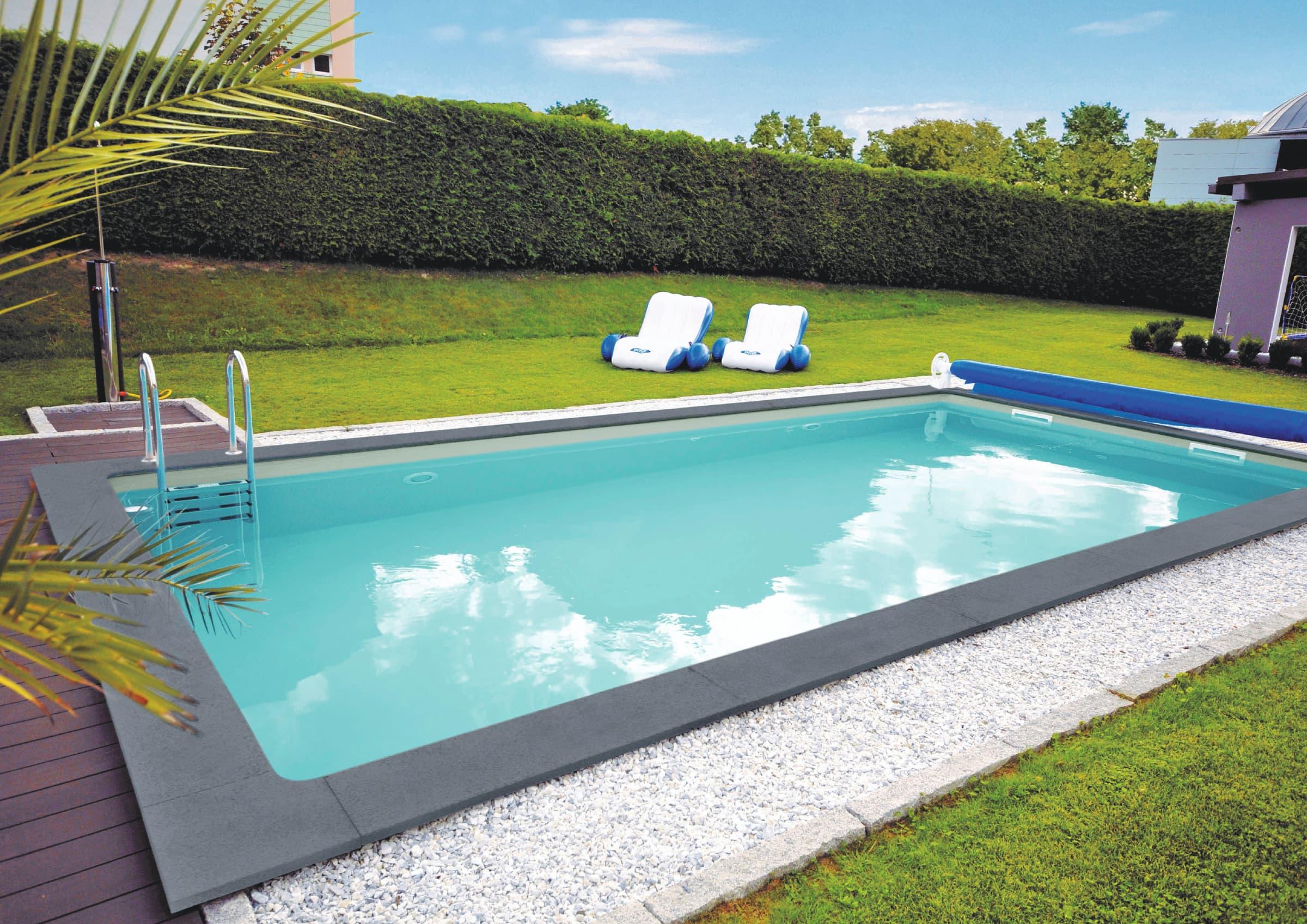 Großer Pool in Garten