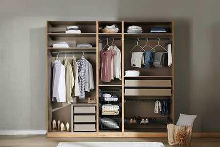 offene Kleiderschränke