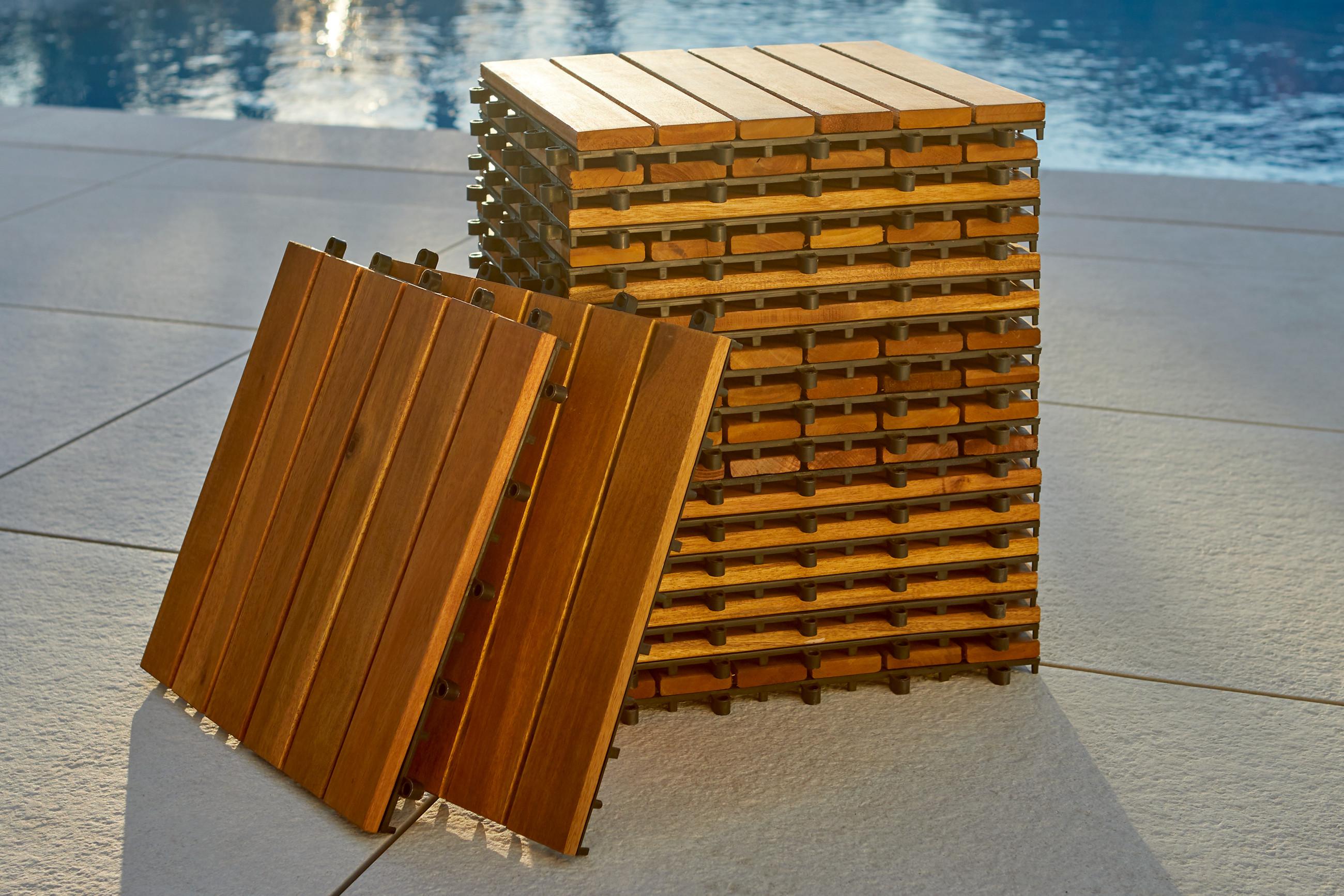 Naturfarbene Terrassenfliese aus Akazienholz
