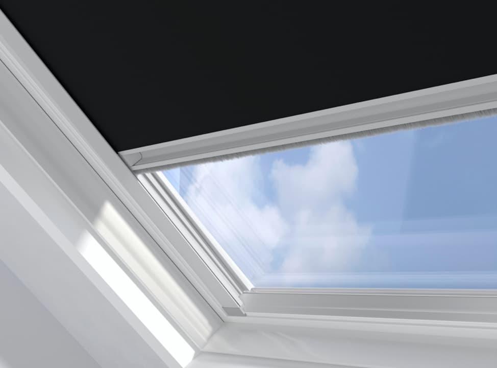 Halb geschlossene Rollo vor Fenster