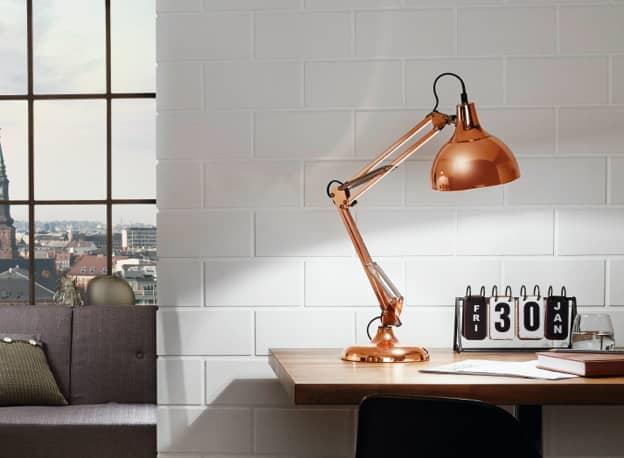 Kupferne Tischlampe auf Tisch