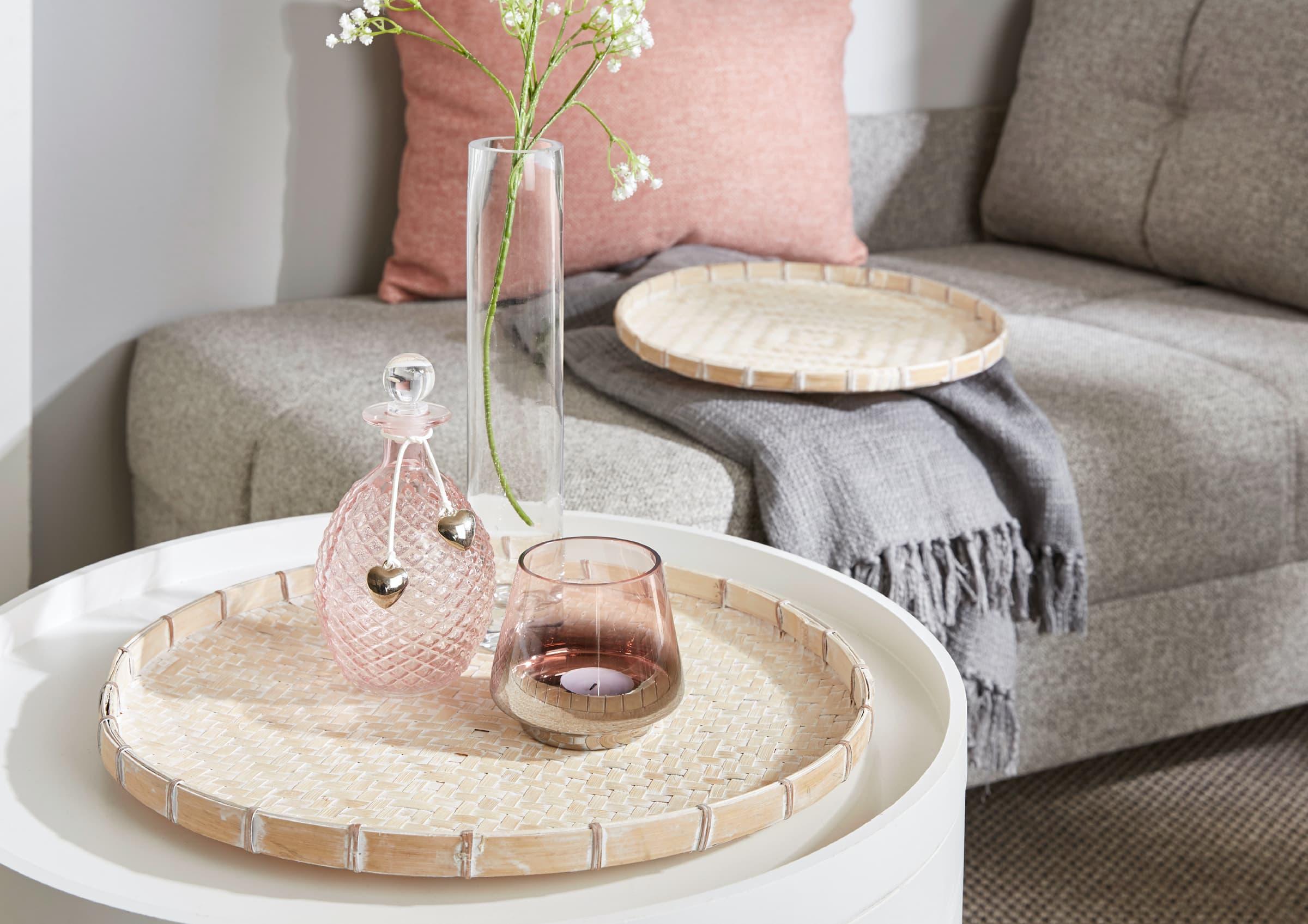 Dekoration auf rundem Tablett auf Sofatisch