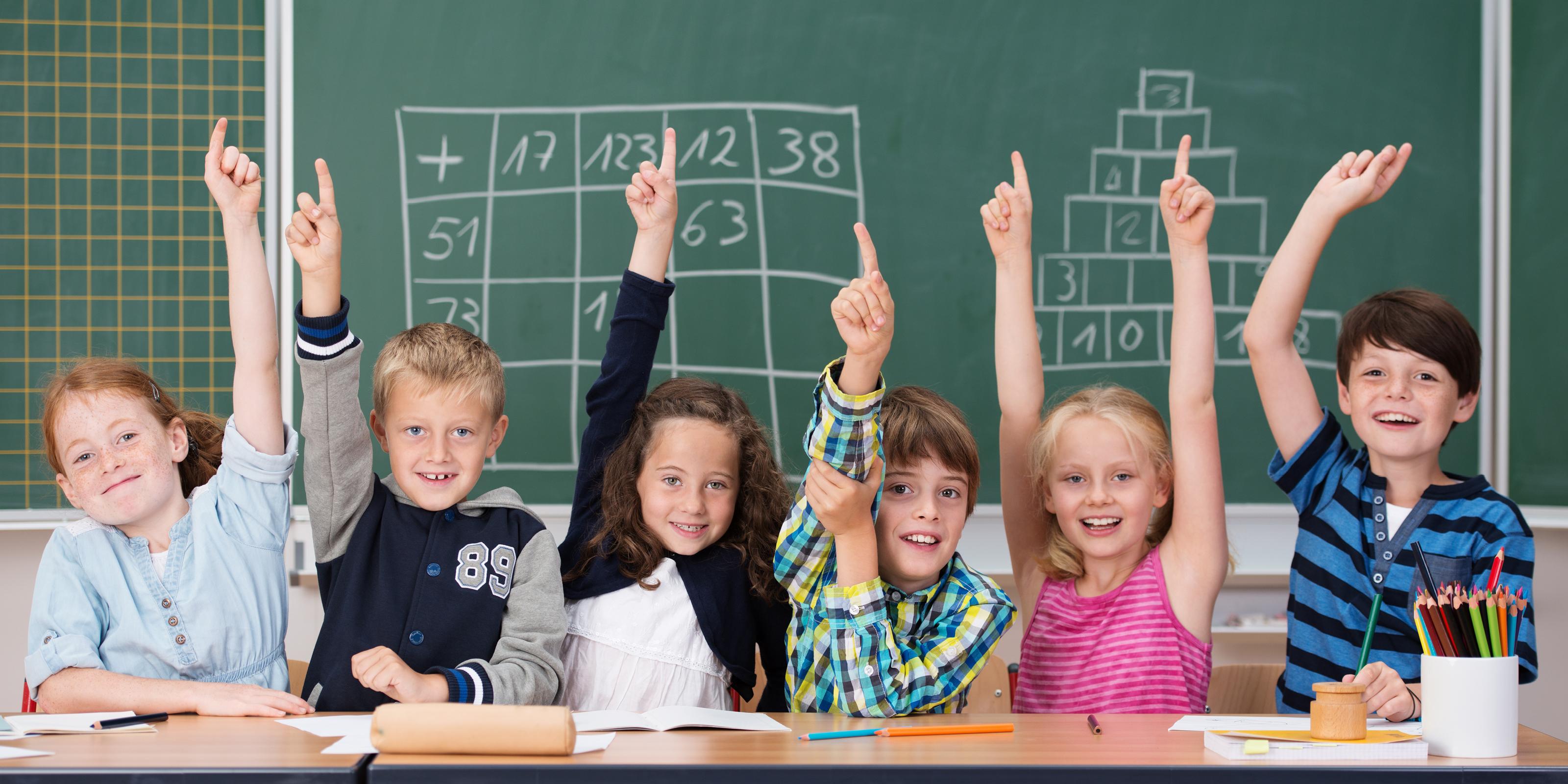 nadšené děti ve škole před tabulí, motivace k učení