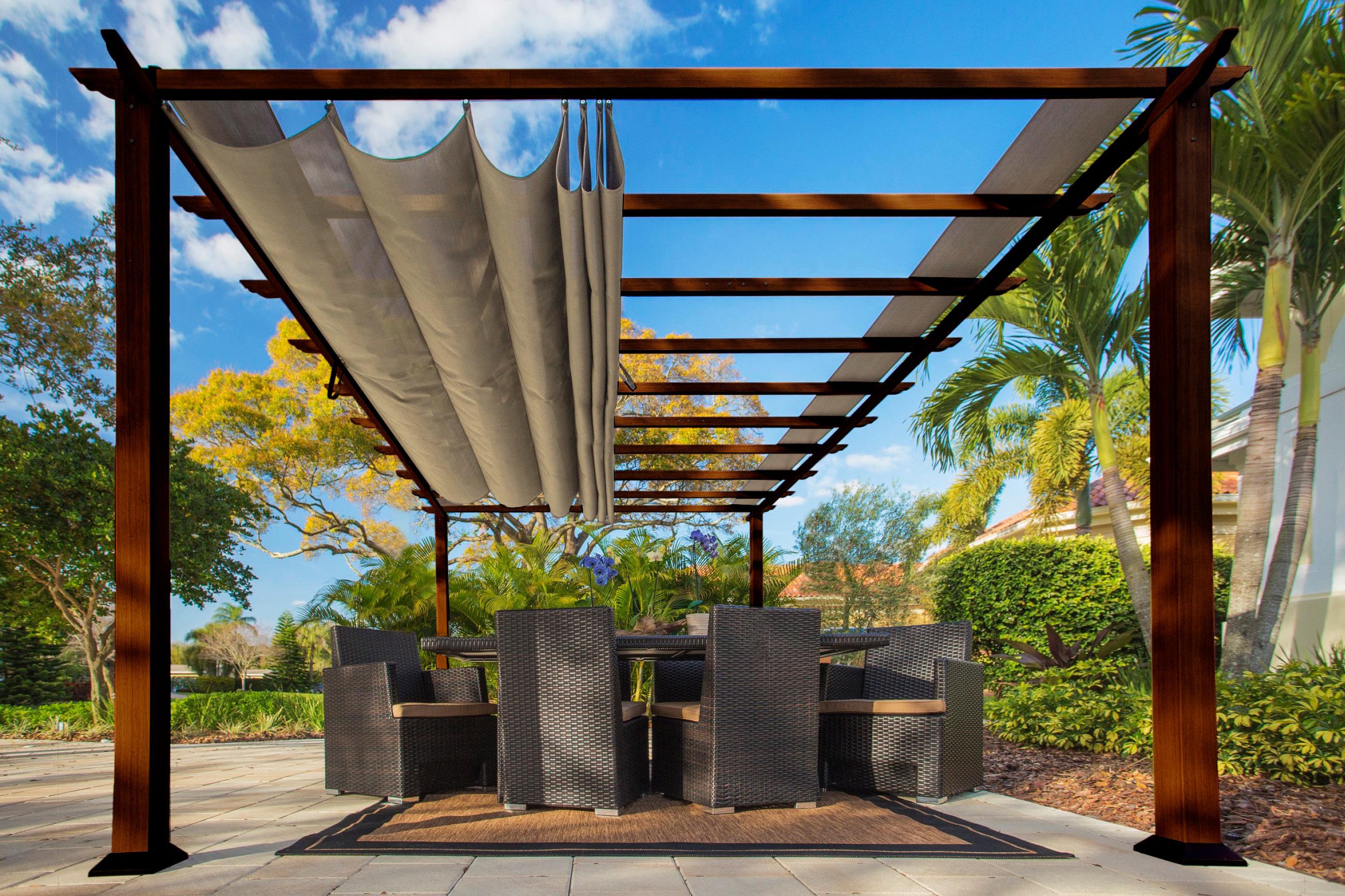 Dunkelbraune Pergola mit Sonnensegel
