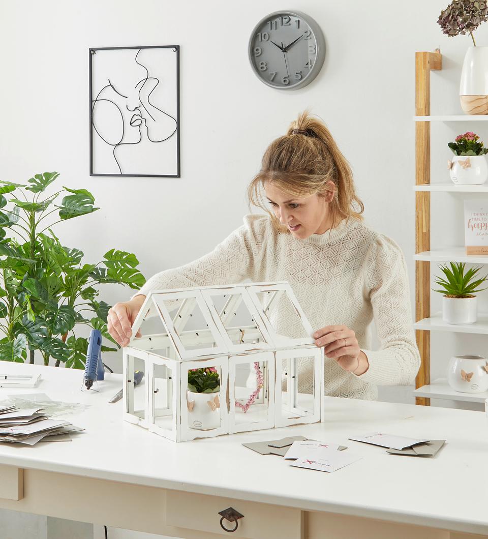 DIY dekoratívny skleník zo starých rámov na fotky
