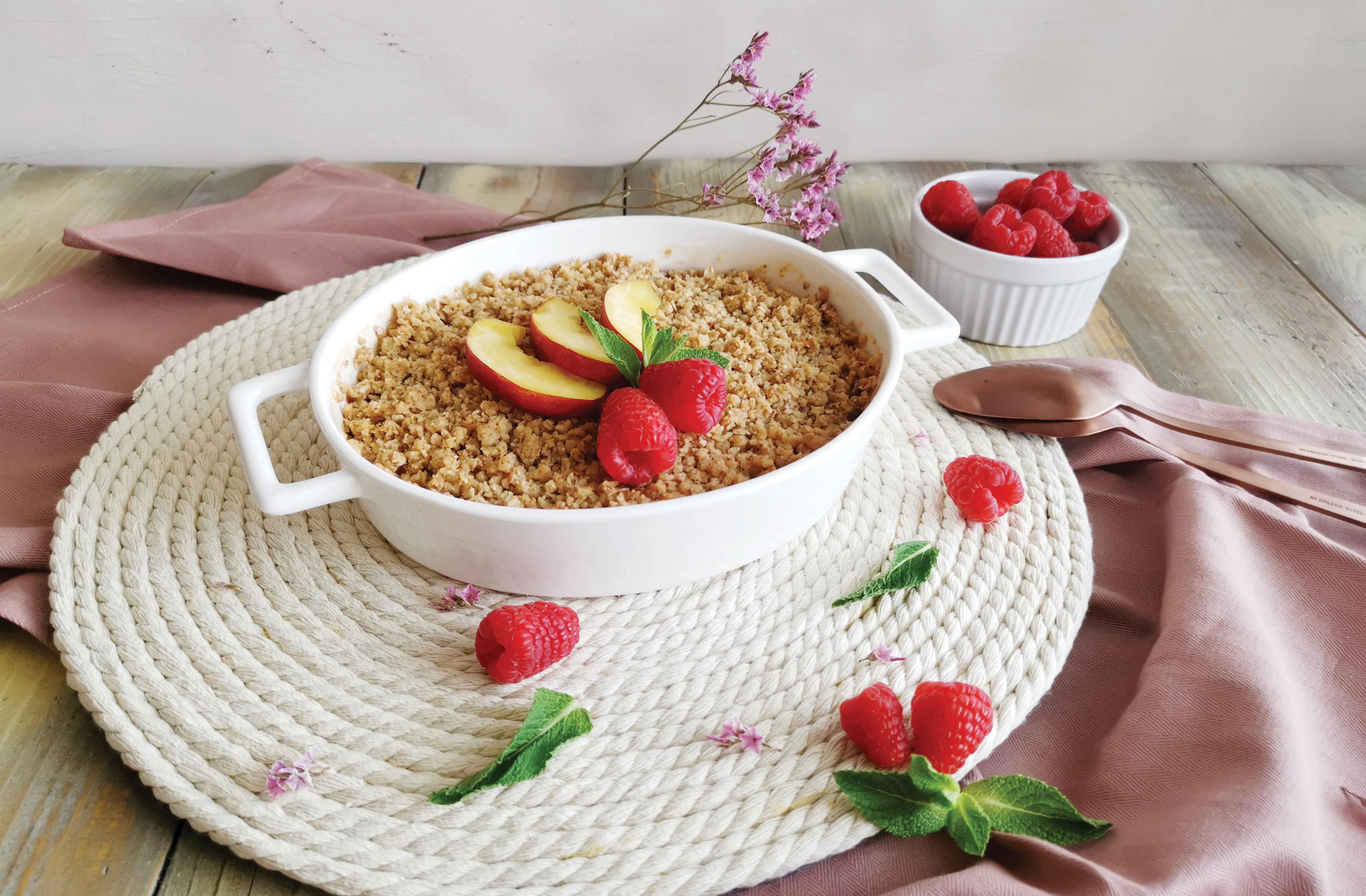 svieži crumble s malinami a nektarinkou