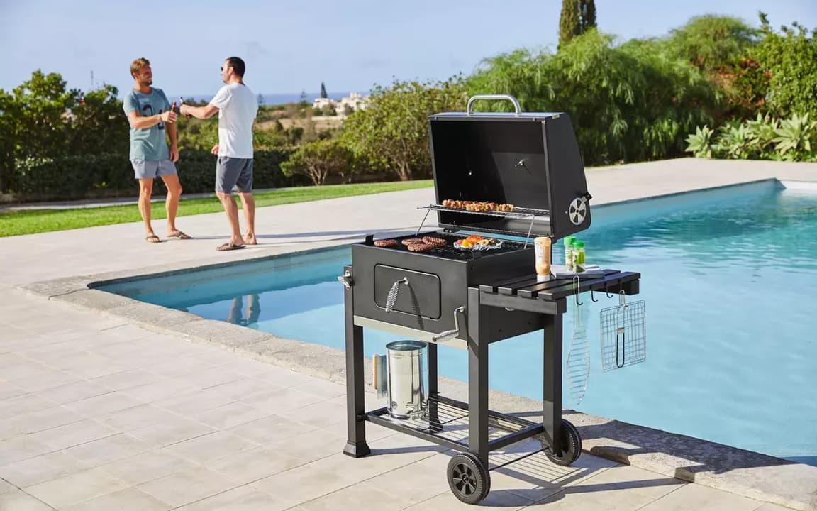 Personen und Griller neben Pool
